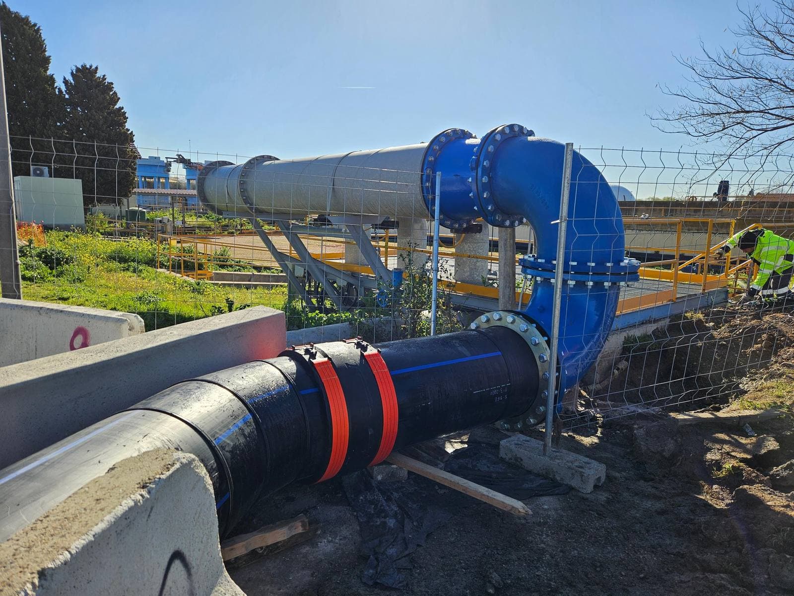 Equipo de TRAZANSA instalando tubería de agua